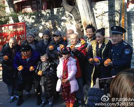 《花少》旧巴士行驶在戈壁公路